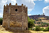 Ai piedi del paese fortificato di Monsaraz la Ermida de Santa Catarina abbandonata e visibilmente in rovina.